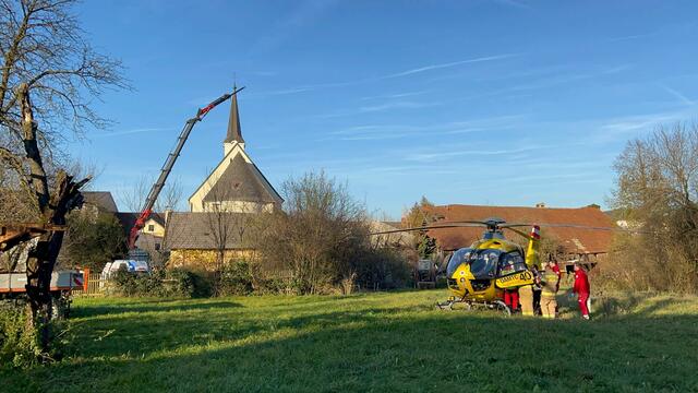 Bei Bauarbeiten kam es zu einem dramatischen Vorfall, als der Arbeitskorb eines Autokrans abriss und zwei Arbeiter in die Tiefe stürzten. | Foto: DOKU-NÖ