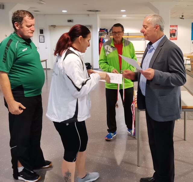 Verbandsobmann Franz Hiegelsberger übergibt die Urkunde.