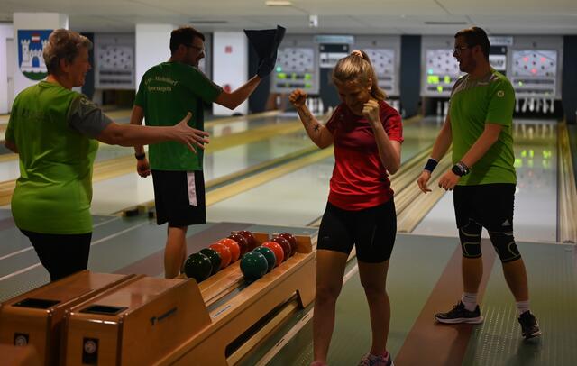 Gratulation nach dem letzten Wurf. 