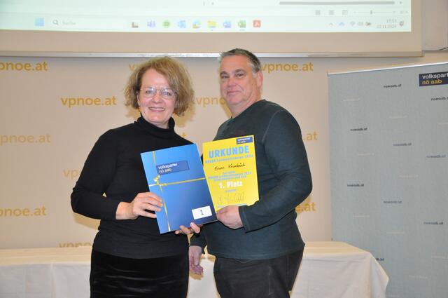 NÖAAB Landesobfrau Christiane Teschl-Hofmeister mit dem Gewinner Erwin Krumböck aus St. Pölten. | Foto: NÖAAB