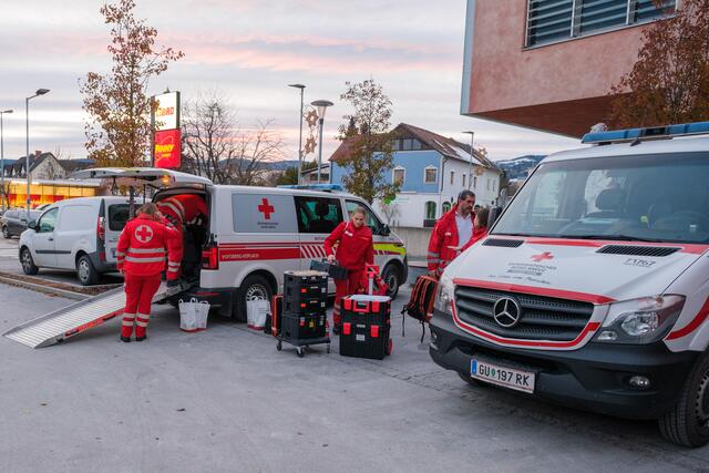 Mit 15 Fahrzeugen liefen die Vorbereitungen vor und in der Rathaus-Passage. | Foto: Luttenberger