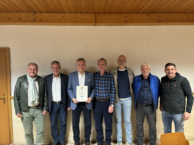 Organisator Ernst Jahrbacher (3. v.l.) erhielt vom Steirischen Fußballverband für seine langjährigen Tätigkeiten die Ehrennadel in Gold. | Foto: Neumayer