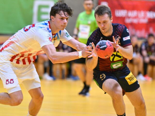 Patrick Stolz (re.) im Duell gegen Mats Rudnicki (Margareten)  | Foto: GEPA pictures/ Avni Retkoceri