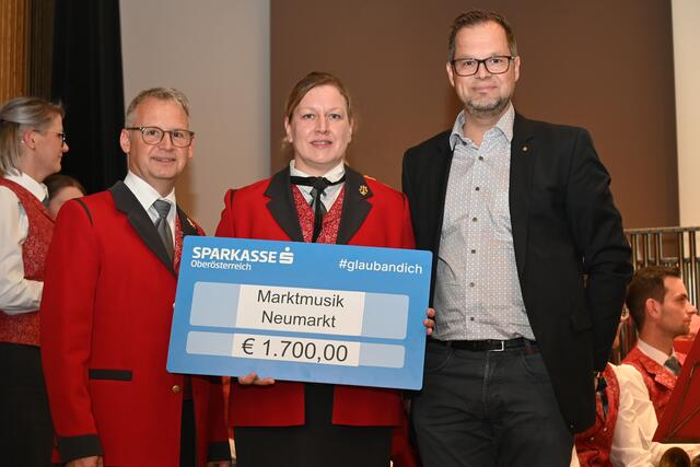 Die Scheckübergabe für ein neues Glockenspiel für die Marktmusik Neumarkt fand am 16. November statt. | Foto: Leopold Hörmanseder