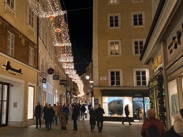 Getreidegasse schön beleuchtet  | Foto: H. Bachinger