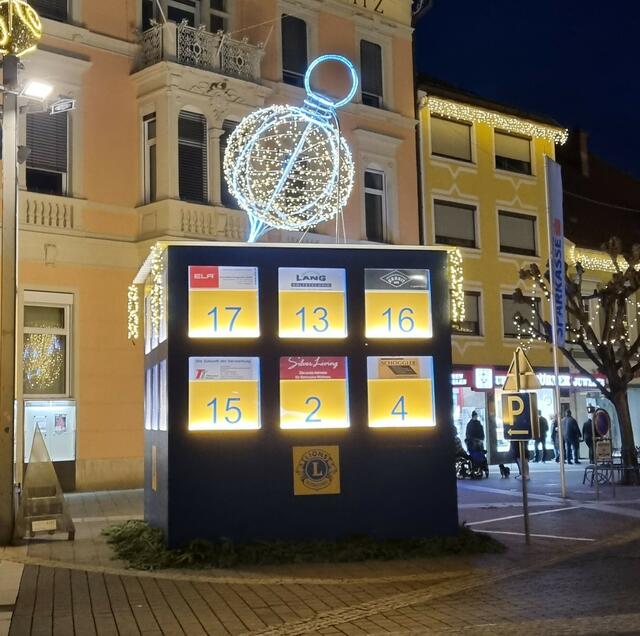 Jeden Tag wird eines der 24 Adventfenster geöffnet, die von regionalen Unternehmen zu Werbezwecken gestaltet und erworben wurden. | Foto: Lions