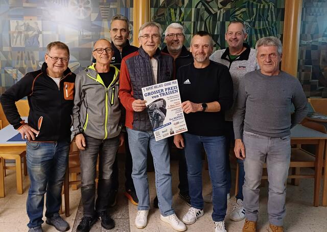 Erich Diestinger, Walter Krieger, Christian Schluder, Herbert Thumpser, Jochen Speck, Gerald Reiter, Martin Cech und Anton Wanger präsentieren das Plakat. CO Thumpser (v.l.) | Foto: Verein Rupert Hollaus 