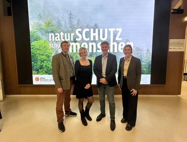 "Die Welt im Wandel": Christoph Leditznig mit Nina Schönemann, Martin Kainz und Katharina Pfligl im Haus der Wildnis in Lunz am See | Foto: Laura Renner