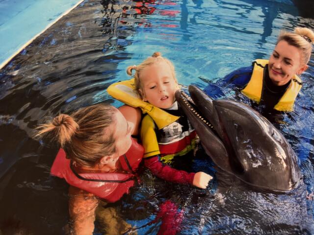 Zweimal durfte Sophie bereits mit Delfinen schwimmen. Danach war jedes Mal eine deutliche Verbesserung ihrer Spastiken festzustellen.  | Foto: zVg.