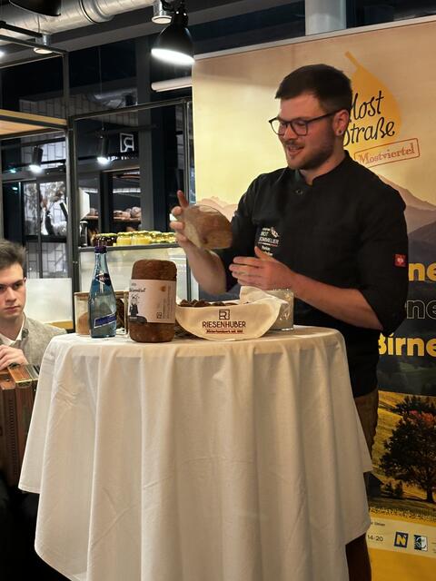 Große Mostverkostung in unserer Region: Der "Jungspund" ist der erste Most, der im heurigen Jahr in Flaschen abgefüllt wurde. | Foto: Eva Dietl-Schuller