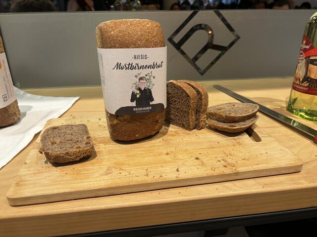 Große Mostverkostung in unserer Region: Der "Jungspund" ist der erste Most, der im heurigen Jahr in Flaschen abgefüllt wurde. | Foto: Eva Dietl-Schuller