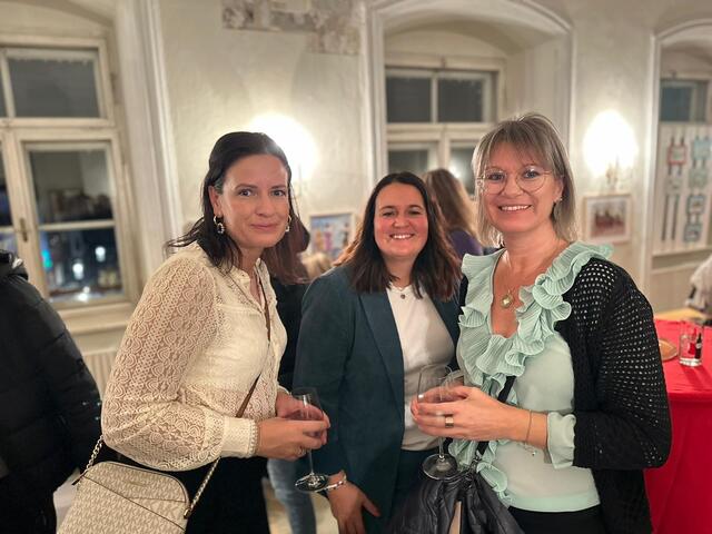 Verena, Romana und Silke waren von der Kunst begeistert.  | Foto: Haun