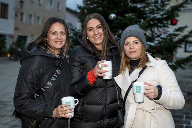 Adventmarkt am Bayrhamerplatz. | Foto: Adi Aschauer