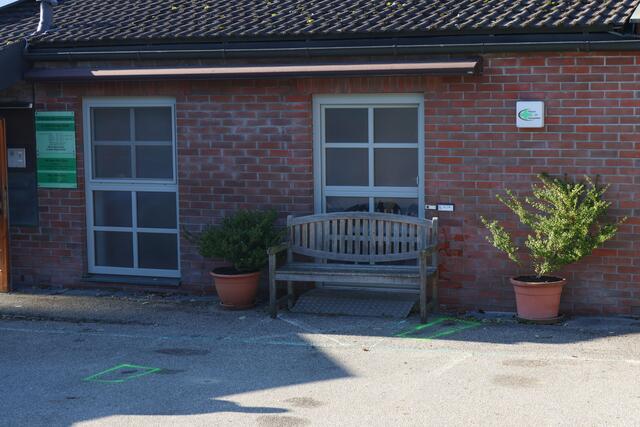 Ein 81-jähriger Welser kracht beim Abholen seiner Gattin mit dem eigenen Pkw gegen die Wand einer Arztpraxis in Steinerkirchen. | Foto: laumat.at