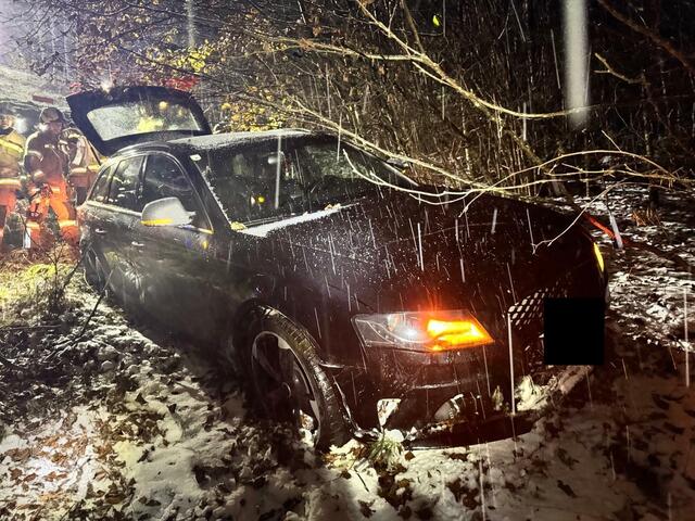 Verkehrsunfälle in Tirol. In Aschau stürzte ein Pkw 40 Meter ab. | Foto: ZOOM.Tirol