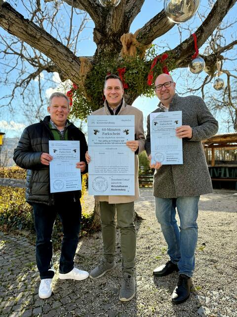 Wirtschaftsstadtrat Leopold Spitzbart, Bürgermeister Christoph Kaufmann und Markus Fuchs, Obmann des neuen Wirtschaftsvereines Klosterneuburg, mit der Sonderedition der Adventparkscheine. | Foto: Wirtschaftsverein Klosterneuburg