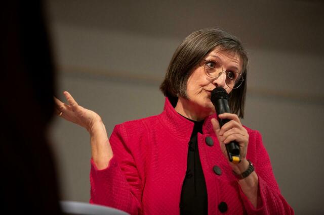 Gemeinsam mit ihren Gästen ließ Autorin Brigitte Wenzina ihre bisherige Schreibtätigkeit Revue passieren. | Foto: M. Mrkvicka