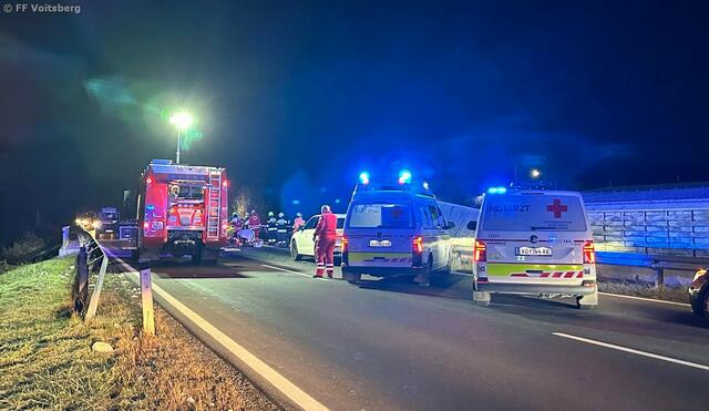 Eine Person war eingeklemmt, eine andere kurzzeitig abgängig, wurde aber rasch gefunden. | Foto: FF Voitsberg