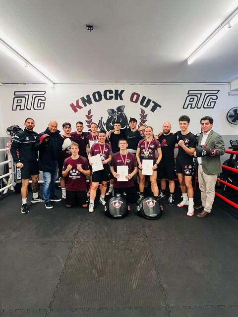 Bürgermeister Christian Gepp, Präsident Igor Miketic und Obmann Christian Benold mit den Boxern vom Verein "Knock out Gym". | Foto: Knock out Gym
