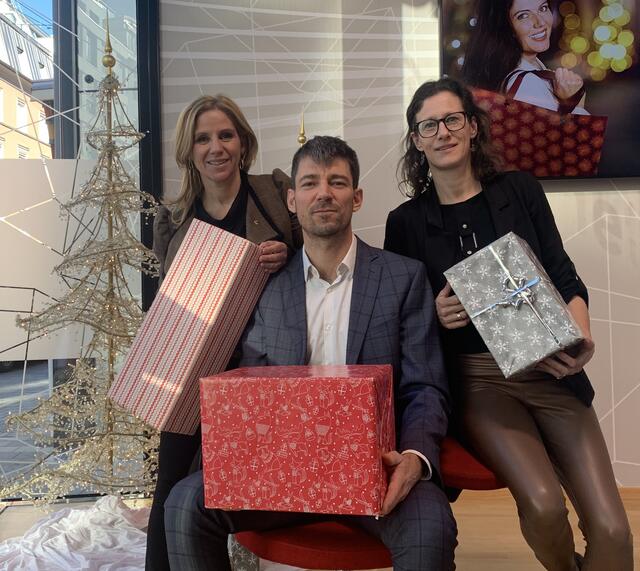 Sonja Altenburger, Wolfgang Ziniel und Katrin Brugger lüfteten das Geheimnis, was  heuer in Tirol unter dem Christbaum landen wird. | Foto: Schiechtl
