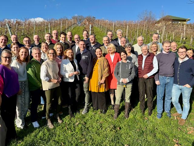 Bürgermeister Christoph Kaufmann und Vizebürgermeisterin Maria T. Eder mit dem Team der Volkspartei Klosterneuburg | Foto: VP Klosterneuburg