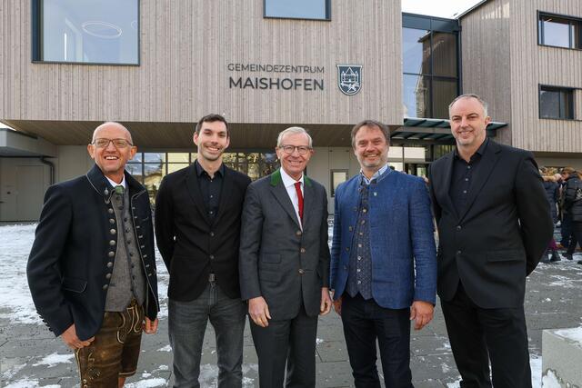 Wilfried Bauer (Amtsleiter), Jörg Spraider (haiden spraider architekten), Landeshauptmann Wilfried Haslauer, Bürgermeister Stefan Aglassinger und Norbert Haiden (haiden spraider architekten) bei der Eröffnung. | Foto: Land Salzburg/Franz Neumayr