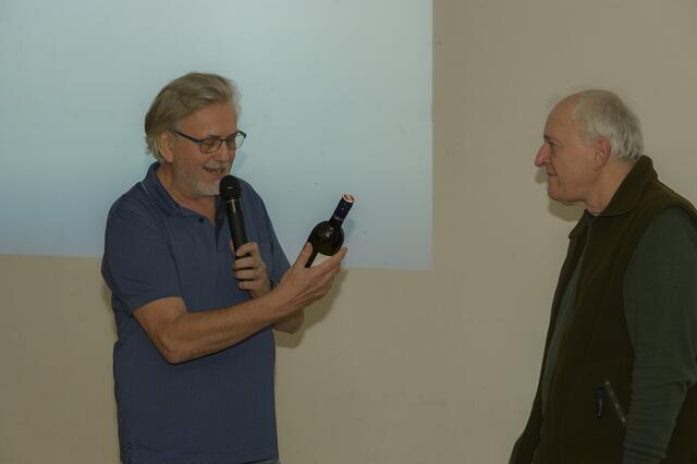 Als Dankeschön gab´s ein Flascherl Wein von CHRIST für Manfred Christ. | Foto: Johann Wieland