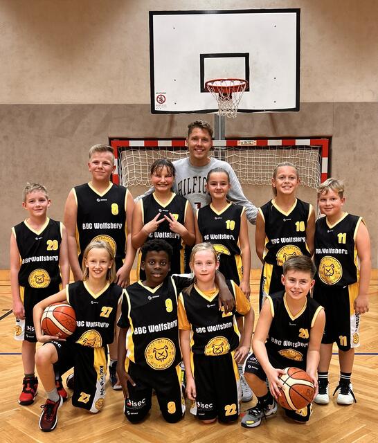 Die U12-Mannschaft, Jungen und Mädchen gemischt, des Basketballclubs Wolfsberg, trainiert von Patrick Dobert. | Foto: BBC Wolfsberg