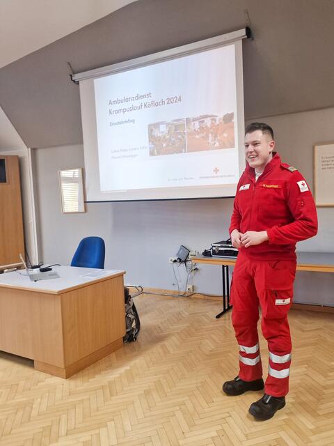 Einsatzleiter Marcel Hausegger bereitete die Kräfte auf die Einsätze vor. | Foto: Luttenberger
