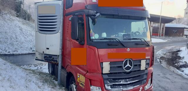 Ein litauischer Fahrer bleibt mit seinem Kühlsattelauflieger an einer Straßenlaterne hängen – Abschleppunternehmen befreit das Gespann. | Foto: ZOOM.Tirol