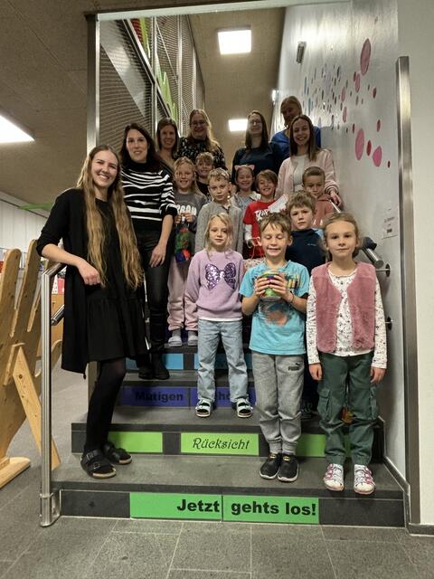 Schülerinnen und Lehrerinnen der Hermann Gmeiner Schule haben mit Gottfried Mair Laternen "upgecycled". | Foto: Perktold