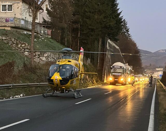 Der Rettungshubschrauber landete auf der Fahrbahn, es kam zu umfangreichen Stauungen auf der B70. | Foto: FF Voitsberg