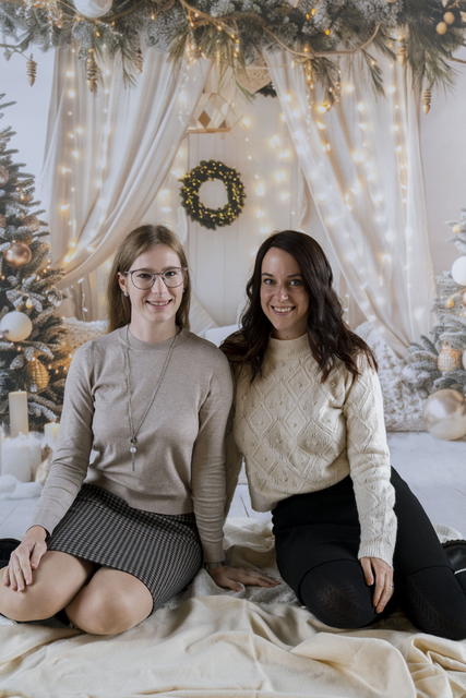 Nadine und Nadine vom WEZ freuen sich auf deinen Besuch. Genieße Weihnachtszauber, Gewinnspiel, Kinderprogramm und zahlreiche Angebote. | Foto: Kerstin Fotografie
