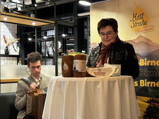 Große Mostverkostung in unserer Region: Der "Jungspund" ist der erste Most, der im heurigen Jahr in Flaschen abgefüllt wurde. | Foto: Eva Dietl-Schuller