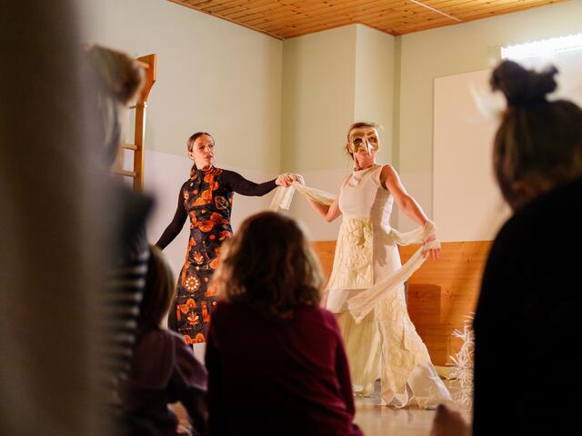 Im Kindergarten Micheldorf wurde das Tanztheater "Als die Wünsche fliegen lernten" von Monika Huemer und Ruth Lößl aufgeführt. | Foto: Thomas Brunner-Kolar