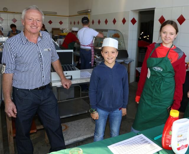 Franz II. und seine Enkelkinder Eva und David in der Küche beim Khünegger Landleb'n | Foto: Lenz 
