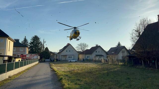 Die Sanitäter und Notärzte versorgten die Verletzten vor Ort und transportierten sie anschließend mit den Notarzthubschraubern in nahegelegene Krankenhäuser.  | Foto: DOKU-NÖ