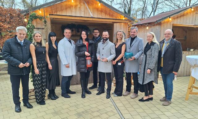 LA Hermann Hauer, die Ergotherapeutinnen Lisa Knabl-Sevcik und Angelika Behm-Maleschitz, Dr. Christian Wunsch, Abteilungsvorstand, Maria Aichinger (Pflegedirektorin), Peter Teix (Leiter Finanzen), Armin Zwazl (Assistenz der GF Gesundheit
Thermenregion GmbH), Melanie Knaller (leitende Ergotherapeutin), Johann Ungersböck (Kaufm. Direktor), Sigrid Pichler (Regionalkoordination Personalservice GmbH) und Johannes Benda, Gemeinderat der Stadtgemeinde Neunkirchen. | Foto: Universitätsklinikum Neunkirchen
