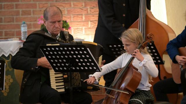 Groß und Klein musizierten gemeinsam. | Foto: Norbert Ortner