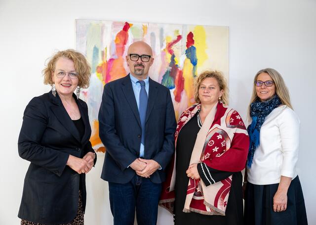 Landesrätin Christiane Teschl-Hofmeister und die Geschäftsführerin der Gesundheit Weinviertel GmbH, Katja Steininger sowie NÖ LGA Vorständin Elisabeth Bräutigam gratulierten Pflegedirektor Zlatan Pleško. | Foto: NLK Gerhard Pfeffer