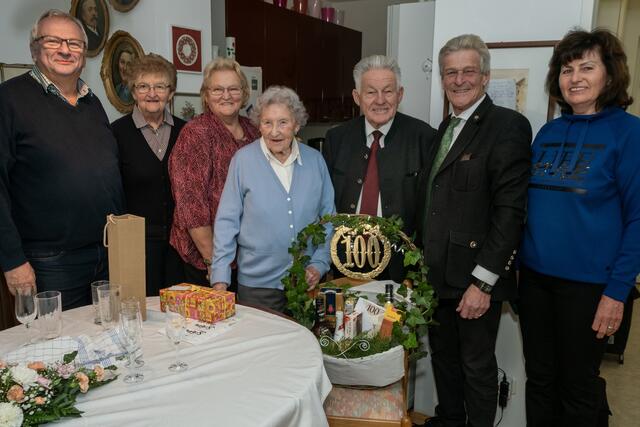Franz Gumpenberger, Christine Amatschek, Hildegard Baumgartner-Pichelsberger, Carla Politzer, Josef Pühringer, Gerhard Obernberger, Maria Hasenauer (von links).



 | Foto: OÖ Seniorenbund
