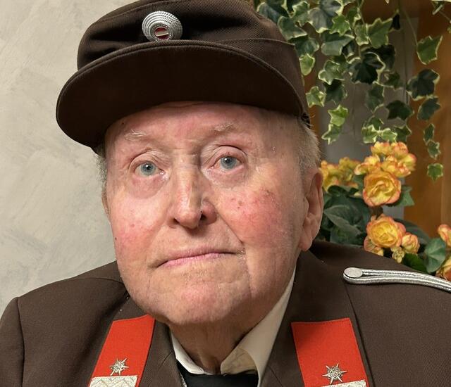 Franz Fruhmann senior, Jahrgang 1939, trägt stolz seine Feuerwehruniform.  | Foto: Lenz 