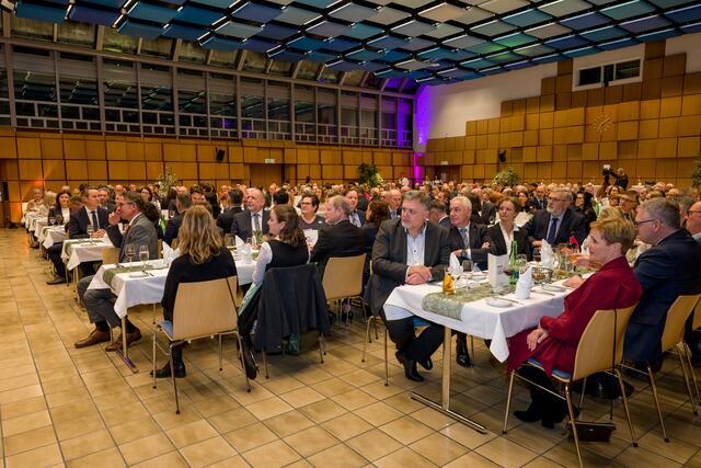 Mitarbeiter, deren Angehörige und viele Ehrengäste waren zur Feier gekommen. | Foto: Fotostudio René/Plansee Group