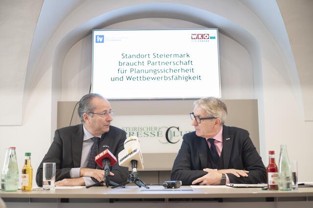 Kurt Maier und Josef Herk präsentierten am Dienstag in einer Pressekonferenz ihren Plan für eine künftige engere Zusammenarbeit. Auch Landesregierung und Sozialpartner sollen mit ins Boot geholt werden.  | Foto: Foto Fischer