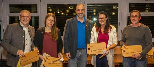 Ing. Hans Kapeller (2.ter Vizebgm. MG Seeboden), DI Melanie Wiedl (Gemeinderätin MG Seeboden), Joseph Zoppoth (BGM Kötschach Mauthen), Sarah Schaar, Benjamin Kofler (Gemeindegärtner MG Seeboden) | Foto: Andreas Lutche