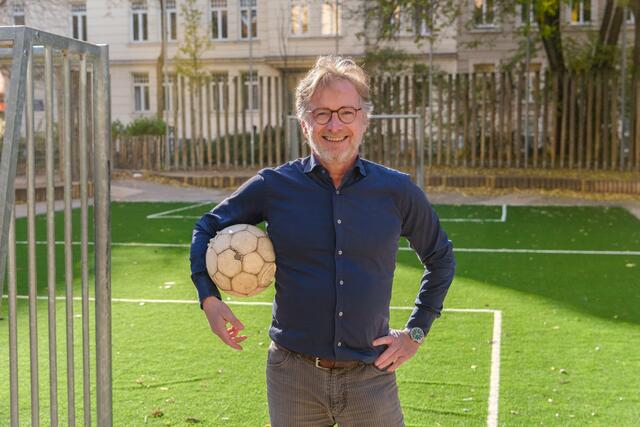 Der Fußballplatz erhielt einen neuen Rasen. | Foto:  Shervin Sardari/BV8