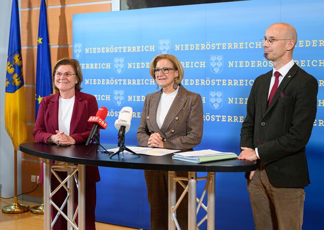 Landeshauptfrau Johanna Mikl-Leitner (m. ) mit der Bürgermeisterin von Gmünd, Helga Rosenmayer (l.) und dem wissenschaftlichen Leiter der NÖ Landesausstellungen, Armin Laussegger (r.). | Foto: NLK Burchhart