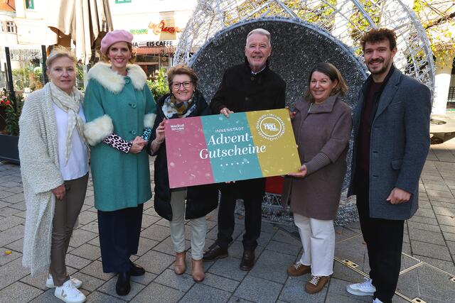 Alexandra Potzmann (Stadtmarketing Wiener Neustadt), Gudrun Blümel (Boutique new : vintage), Stadträtin Erika Buchinger, Bürgermeister Klaus Schneeberger, Helga Greuter (Mamiladen) und Roland Beier (Juwelier R. Beier &amp; Sohn). | Foto: Stadt Wiener Neustadt/Weller