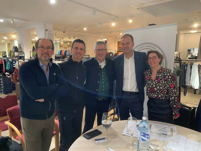 Modehaus Geschäftsführer Christian Minnich, Sportwissenschafter Alfredo Scarlata, Notar Werner Kilian, Steuerberater Ulf Seifert und Bezirksstellenleiterin Anna Schrittwieser (v.l.). | Foto: Seifert