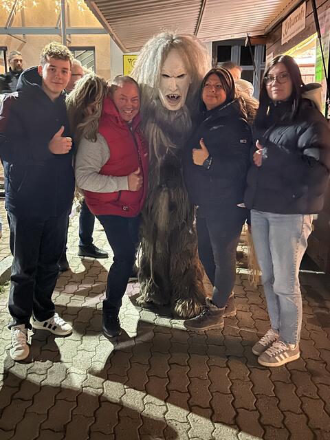 Von links nach rechts: Tobias Gansch, Christian Heiß, Perchten und Obmann Benjamin Zeuner, Wirtin Renate Heiß, Leonie Steinkogler | Foto: Kulturcafe Renate